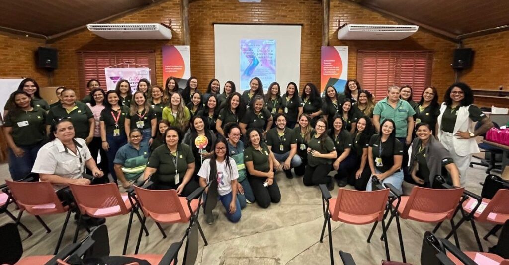 Evento reúne mulheres para palestra sobre Outubro Rosa